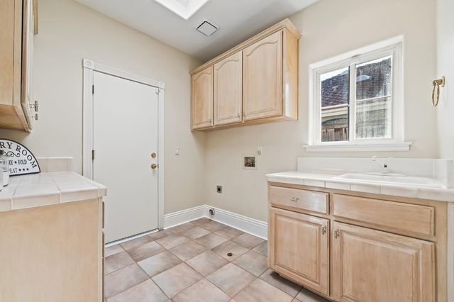 1094 E Newhall Drive, Fresno, CA 93720