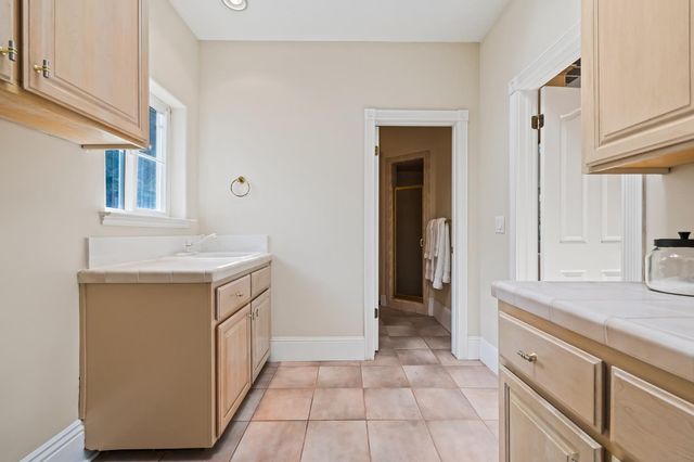 1094 E Newhall Drive, Fresno, CA 93720