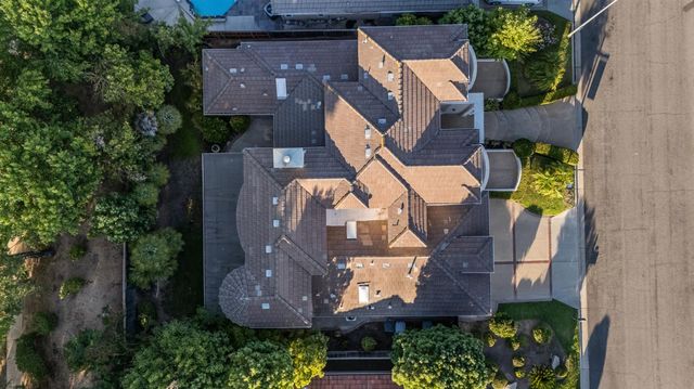 1094 E Newhall Drive, Fresno, CA 93720