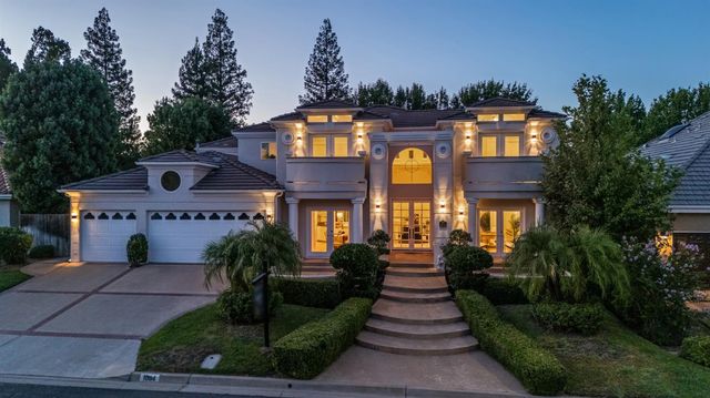 1094 E Newhall Drive, Fresno, CA 93720