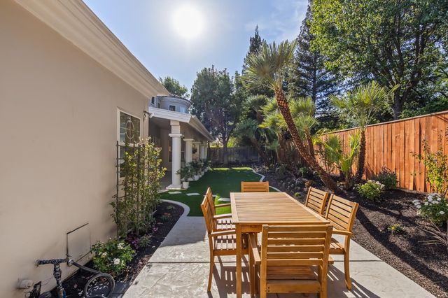 1094 E Newhall Drive, Fresno, CA 93720