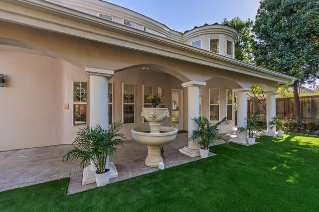 1094 E Newhall Drive, Fresno, CA 93720