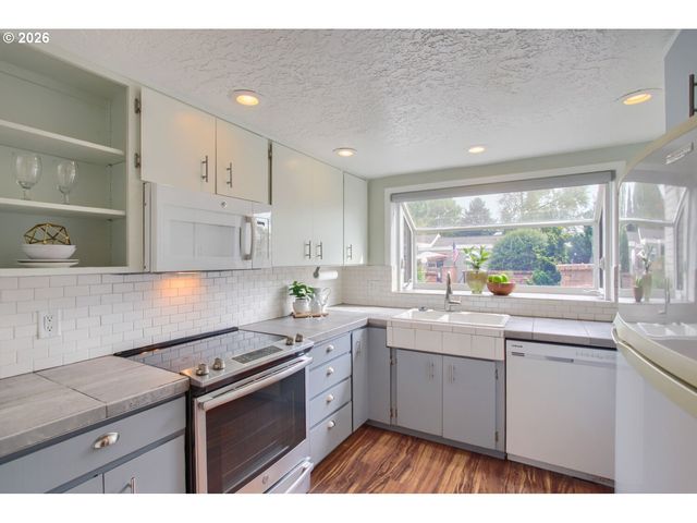16663 Sw MONTEREY Ln, Portland, OR 97224