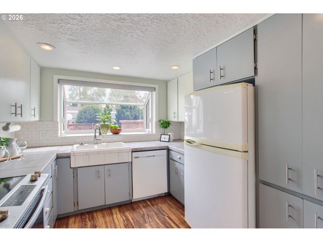 16663 Sw MONTEREY Ln, Portland, OR 97224