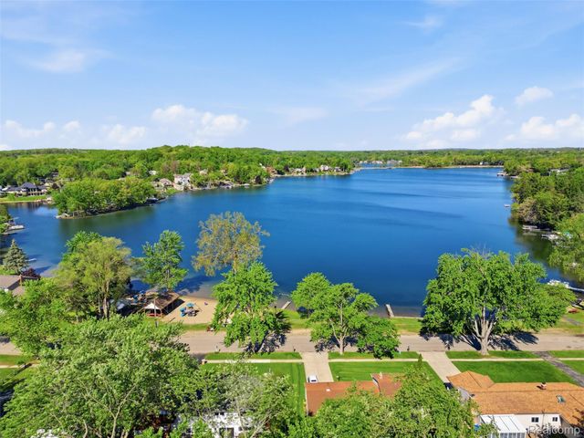 3867 Percy King Road, Waterford Charter Township, MI 48329