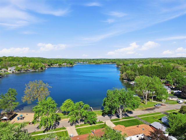 3867 Percy King Road, Waterford Charter Township, MI 48329