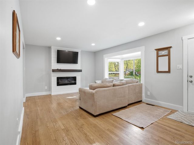 3867 Percy King Road, Waterford Charter Township, MI 48329