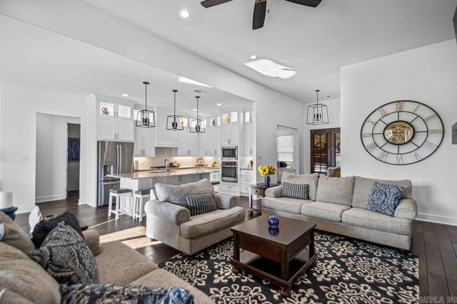 7730 S SHORELINE Boulevard, Benton, AR 72019