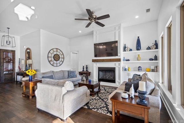 7730 S SHORELINE Boulevard, Benton, AR 72019