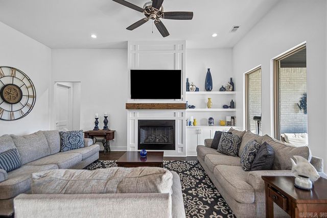 7730 S SHORELINE Boulevard, Benton, AR 72019