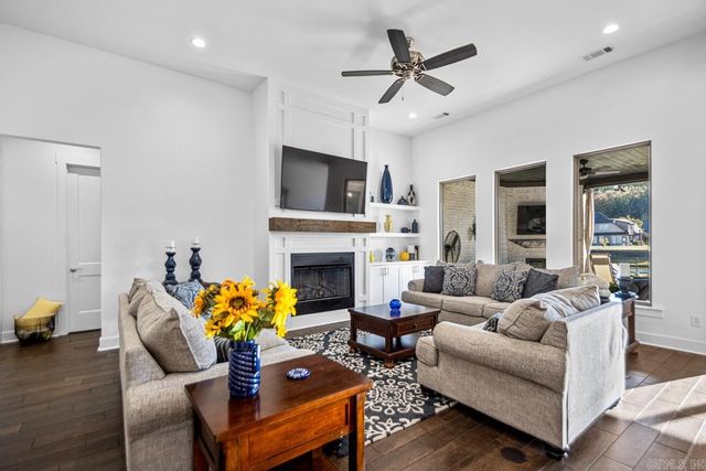 7730 S SHORELINE Boulevard, Benton, AR 72019