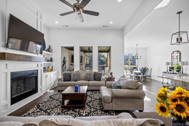 7730 S SHORELINE Boulevard, Benton, AR 72019