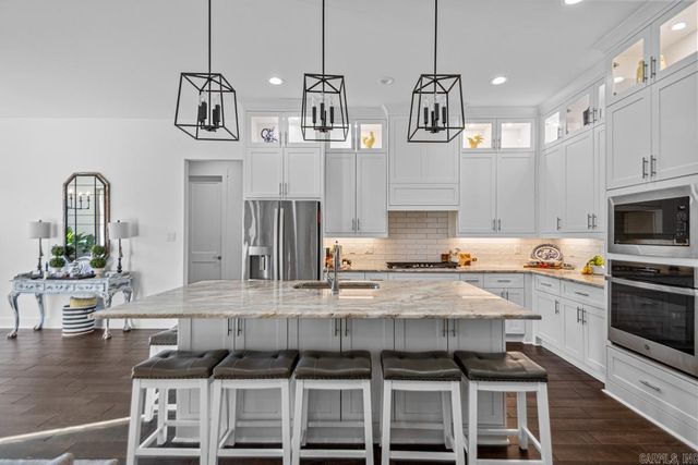 7730 S SHORELINE Boulevard, Benton, AR 72019