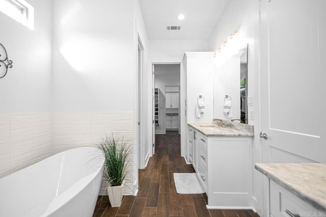 7730 S SHORELINE Boulevard, Benton, AR 72019