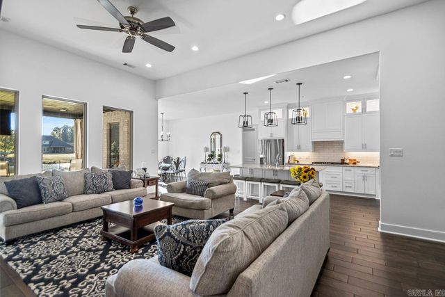 7730 S SHORELINE Boulevard, Benton, AR 72019