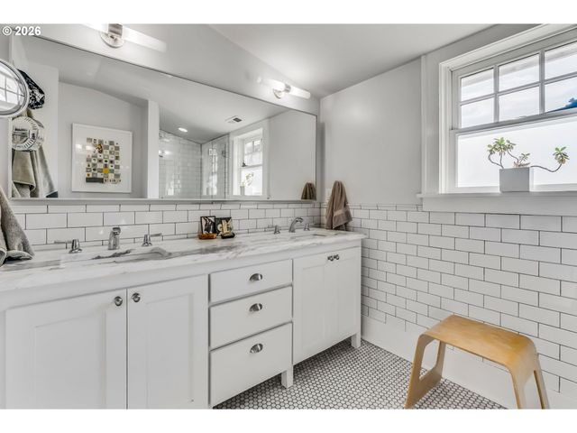 2632 Ne KLICKITAT St, Portland, OR 97212