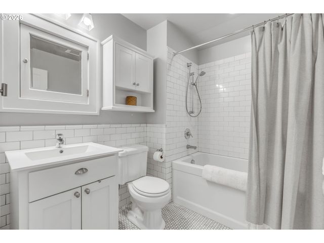 2632 Ne KLICKITAT St, Portland, OR 97212