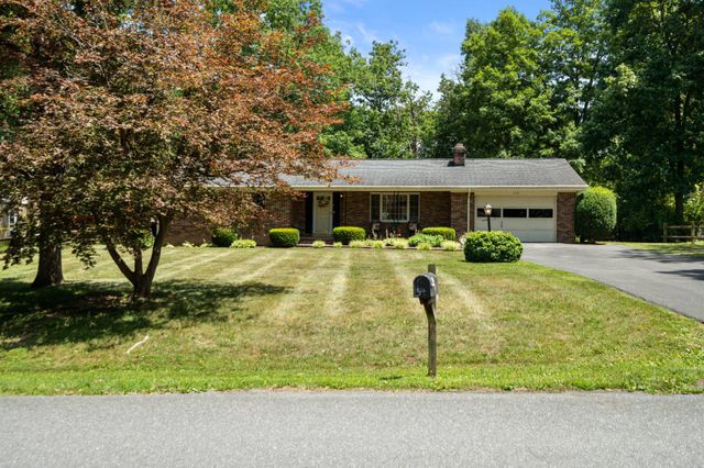 106 HICKORY HILL DR, Stephens City, VA 22655