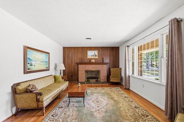 106 HICKORY HILL DR, Stephens City, VA 22655