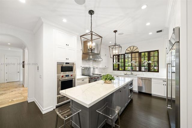 8800 SW 57 Avenue, Pinecrest, FL 33156