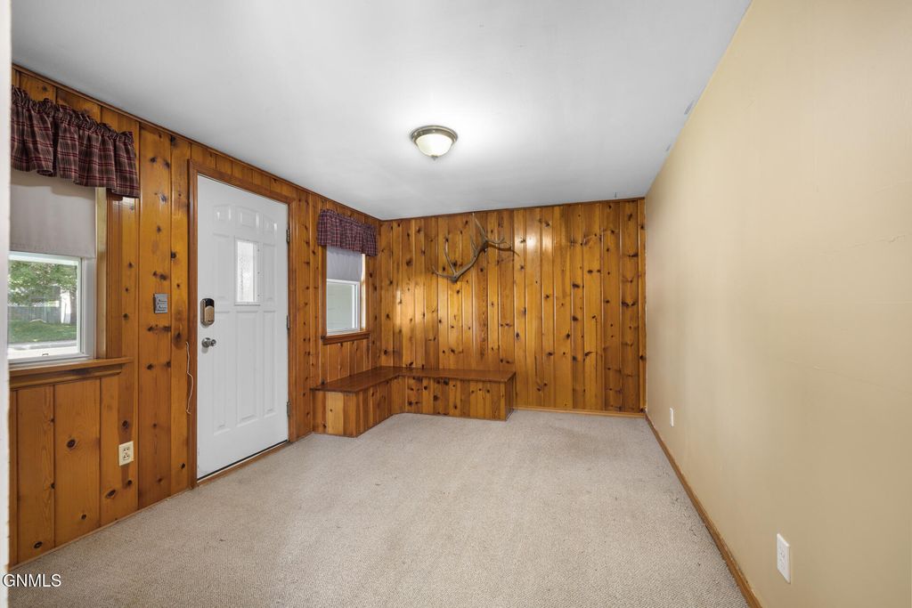 2202 University Avenue, Williston, ND 58801 photo 2
