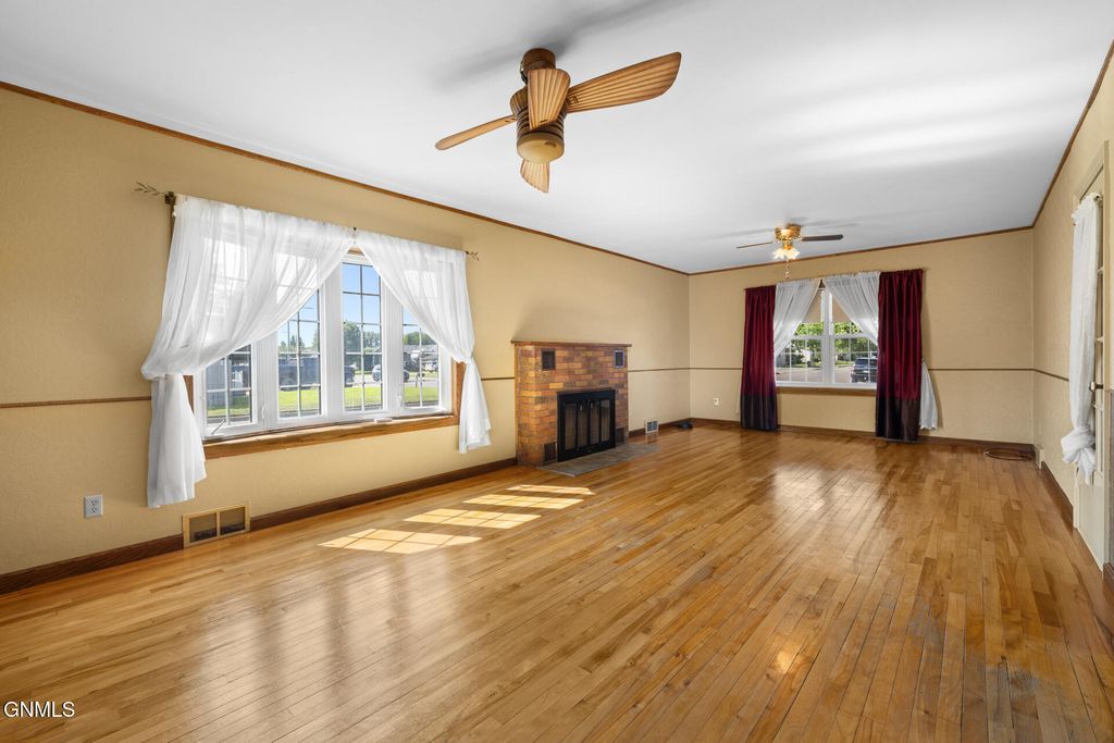 2202 University Avenue, Williston, ND 58801 photo 5
