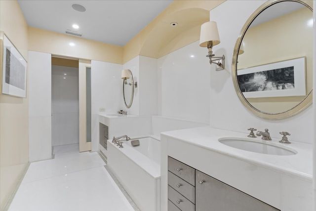 199 E Lake Shore Drive 4W, Chicago, IL 60611