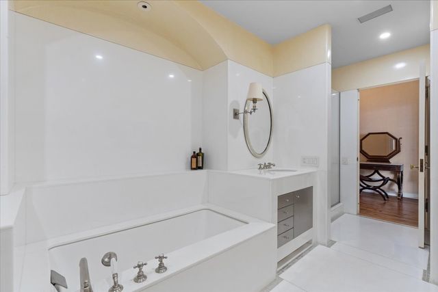 199 E Lake Shore Drive 4W, Chicago, IL 60611