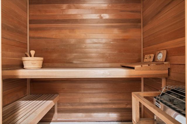 199 E Lake Shore Drive 4W, Chicago, IL 60611