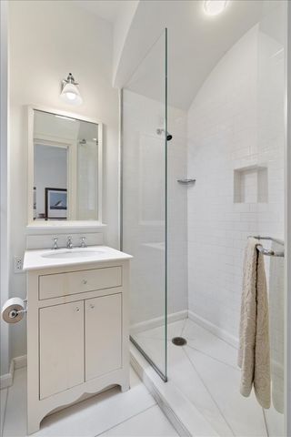 199 E Lake Shore Drive 4W, Chicago, IL 60611