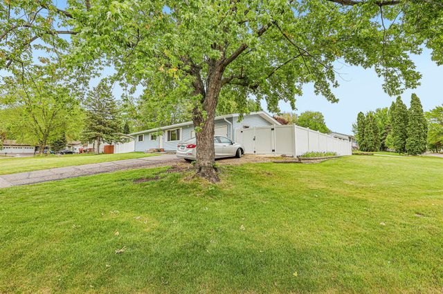 6847 8th Street Lane N, Oakdale, MN 55128