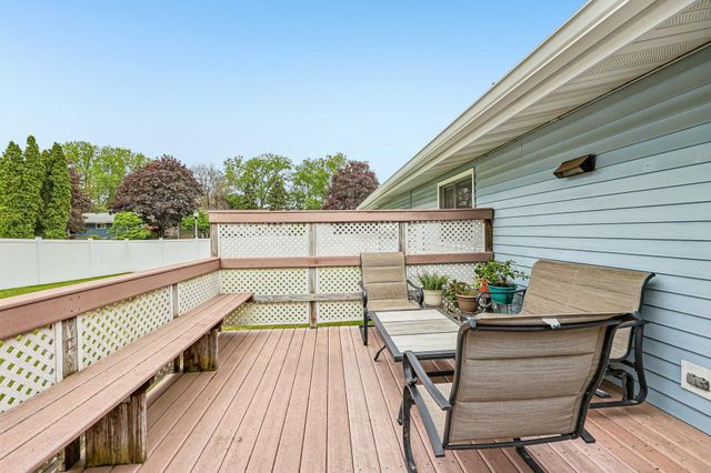 6847 8th Street Lane N, Oakdale, MN 55128