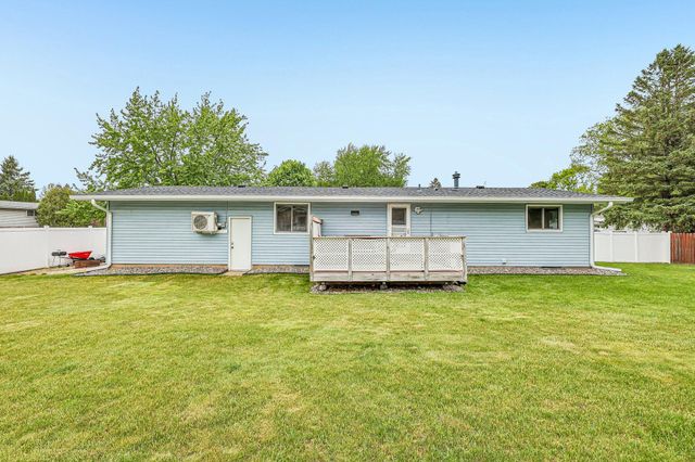 6847 8th Street Lane N, Oakdale, MN 55128