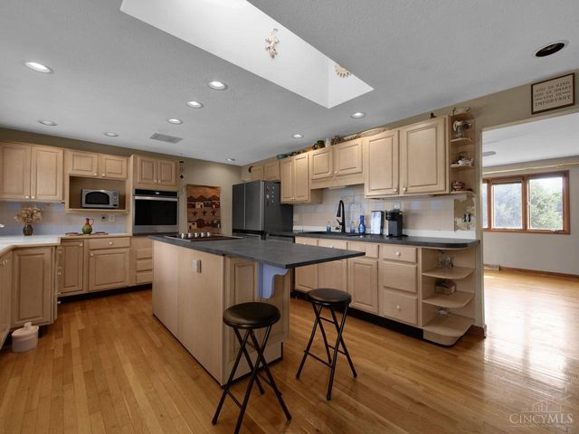 295 Coach Drive, Tipp City, OH 45371