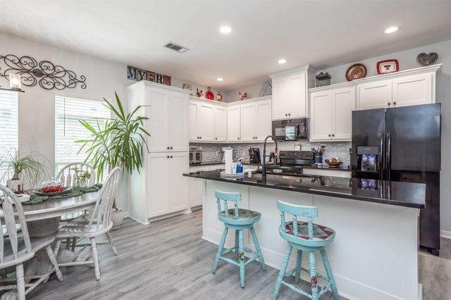 1127 Vintage Avenue, Gainesville, TX 76240