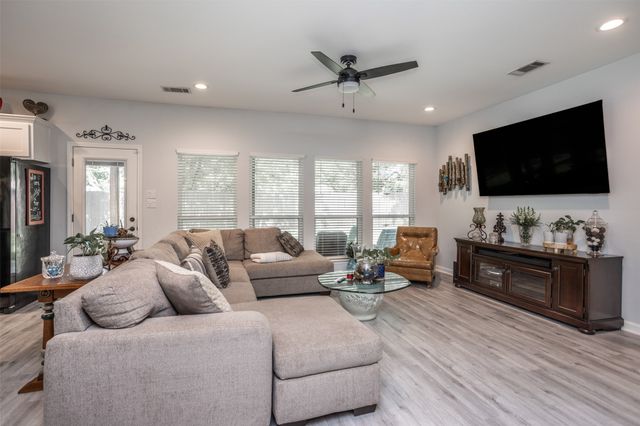 1127 Vintage Avenue, Gainesville, TX 76240