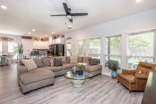 1127 Vintage Avenue, Gainesville, TX 76240