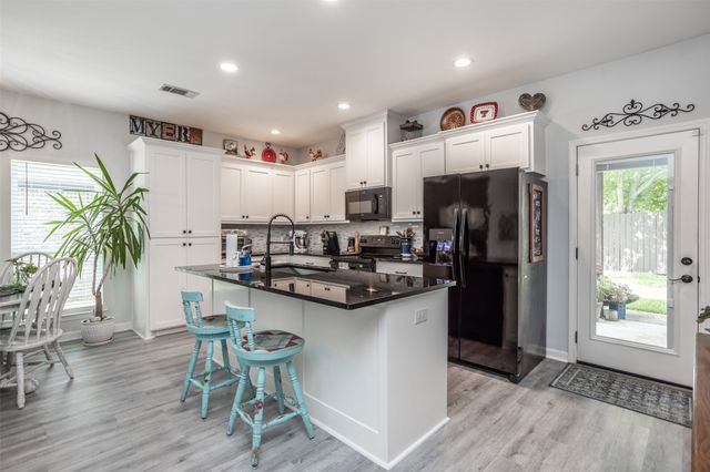 1127 Vintage Avenue, Gainesville, TX 76240
