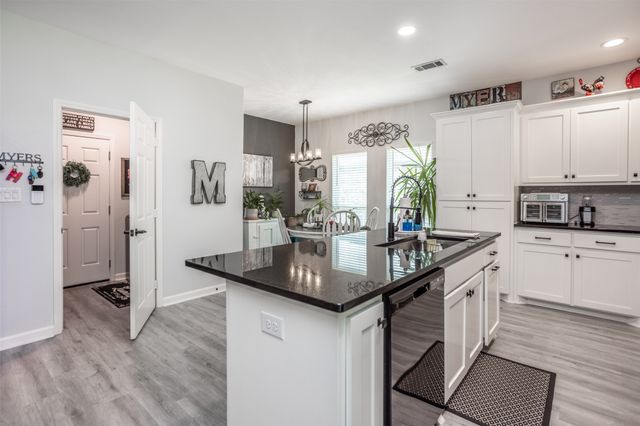 1127 Vintage Avenue, Gainesville, TX 76240