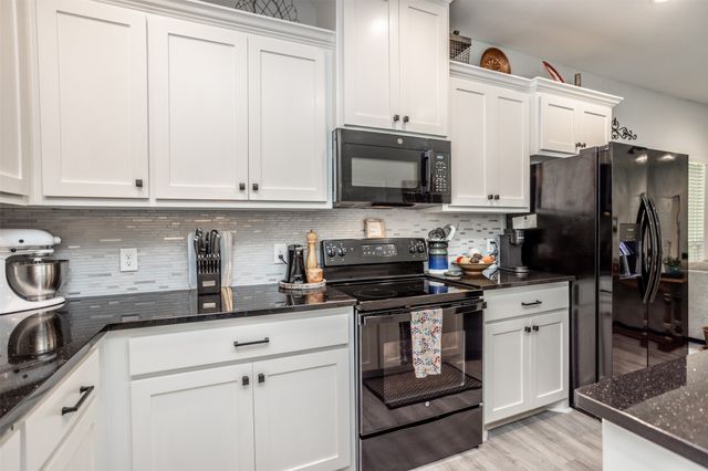 1127 Vintage Avenue, Gainesville, TX 76240