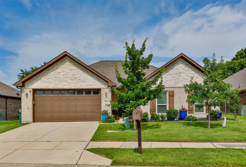 1127 Vintage Avenue, Gainesville, TX 76240