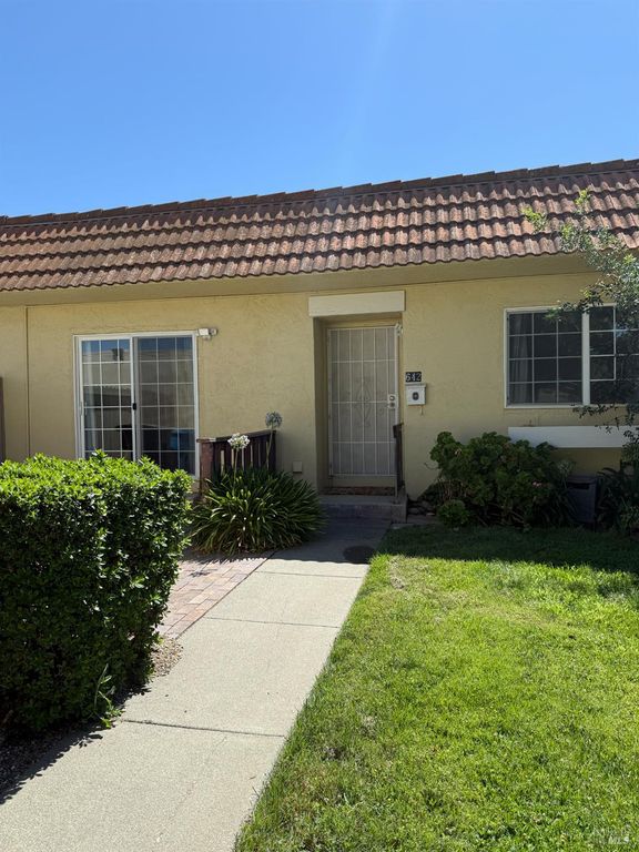 642 Yellowstone Dr, Vacaville, CA 95687
