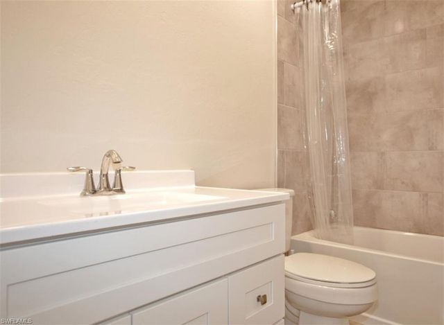 4053 Seaoats LN, Naples, FL 34112