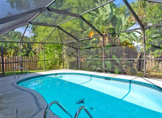 4053 Seaoats LN, Naples, FL 34112