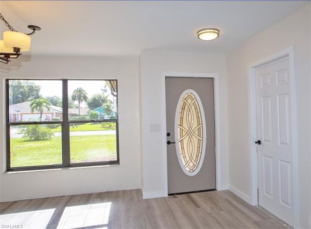 4053 Seaoats LN, Naples, FL 34112
