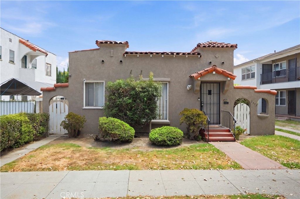2472 Chestnut Avenue, Long Beach, CA 90806