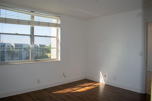 9230 Lagoon Pl 411, Davie, FL 33324