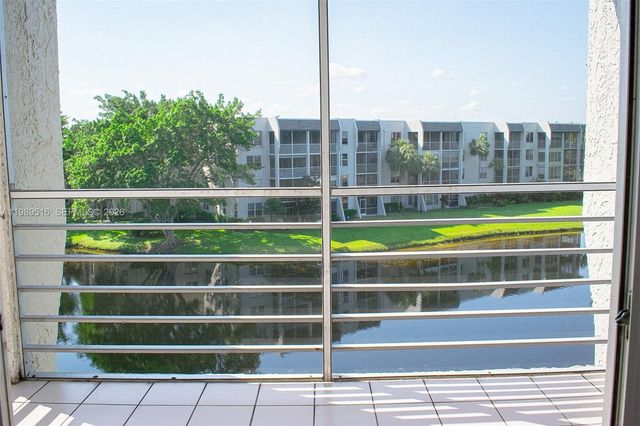 9230 Lagoon Pl 411, Davie, FL 33324