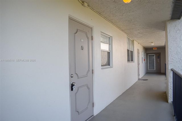 9230 Lagoon Pl 411, Davie, FL 33324