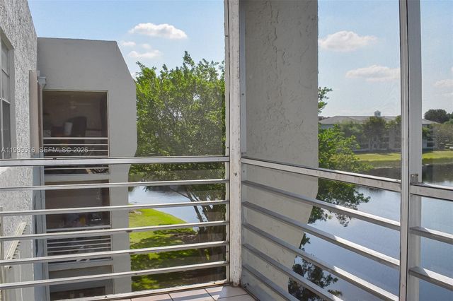 9230 Lagoon Pl 411, Davie, FL 33324